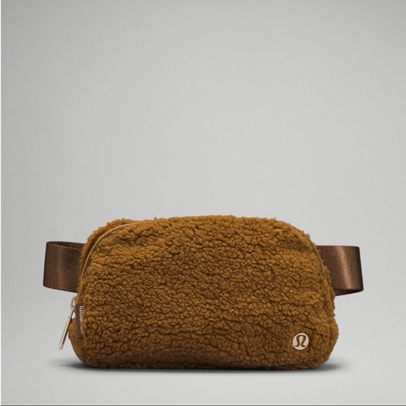 Lululemon Everywhere Belt Bag Fleece Burnt Caramel - Picture 2 of 5